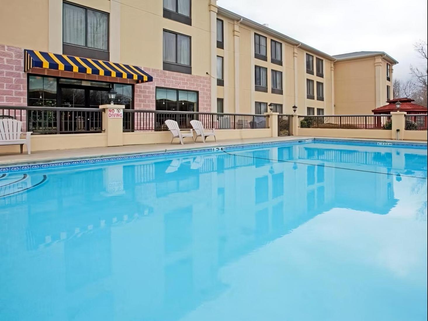 Holiday Inn Express & Suites Charlotte Arpt-Belmont By Ihg Exterior photo