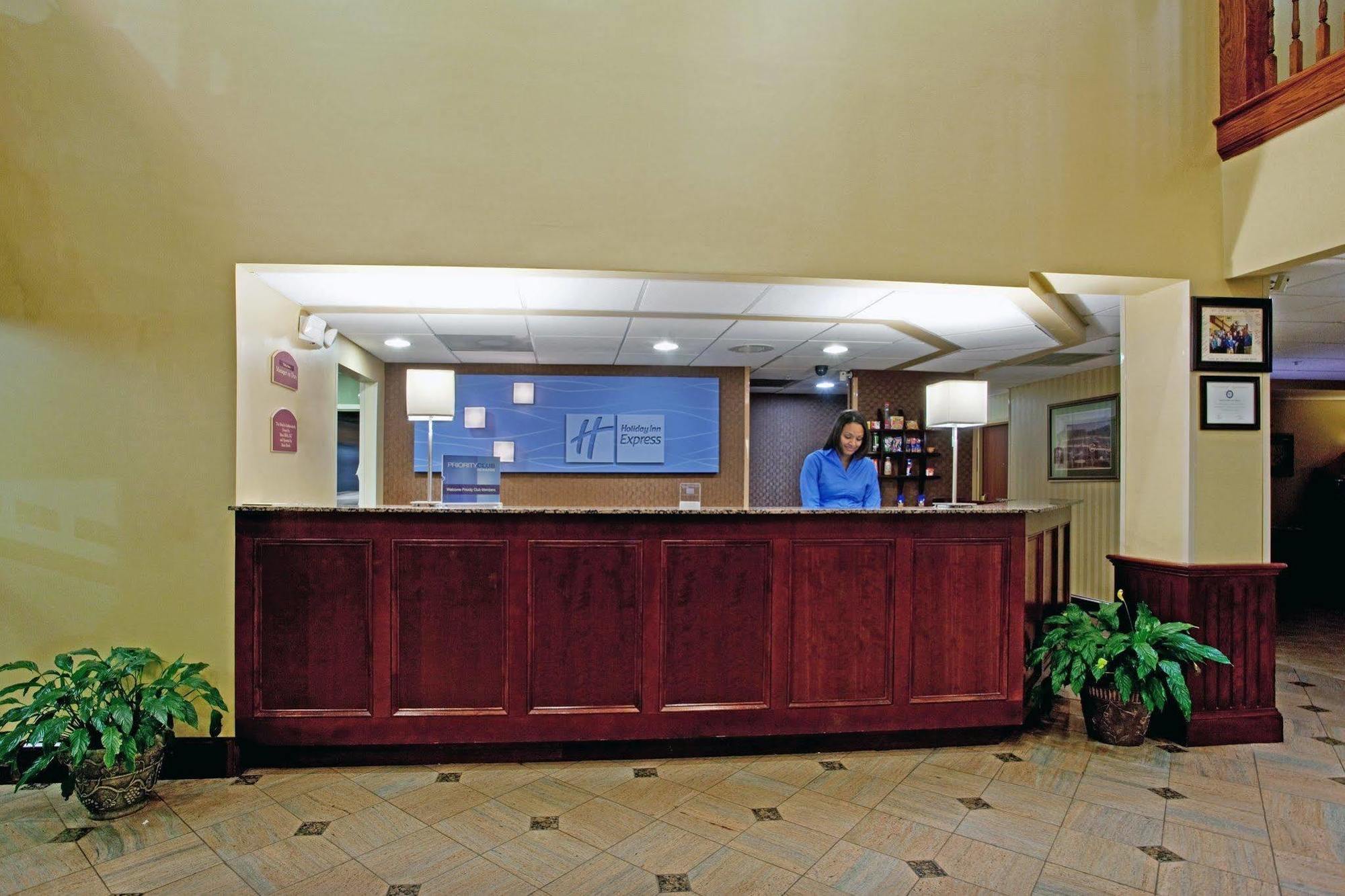 Holiday Inn Express & Suites Charlotte Arpt-Belmont By Ihg Exterior photo